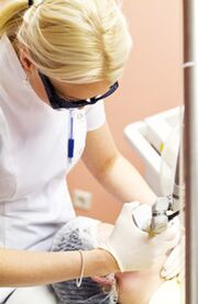 Dokter ngalaksanakeun prosedur fotothermolisis